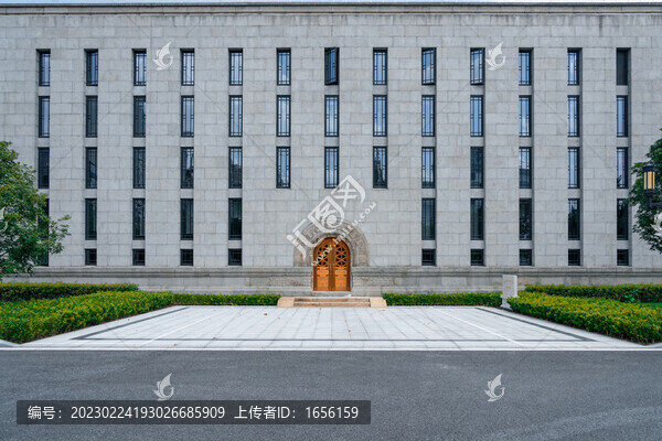 古建筑拱形大門和瀝青地面