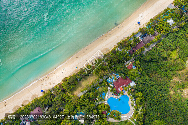 航拍海南三亞大東海海岸游泳池