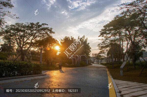 夕陽下的公園步道