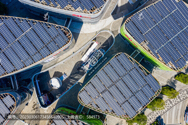 商場(chǎng)樓頂光伏電站太陽(yáng)能發(fā)電板