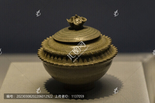 隋代青釉刻鋸齒邊蓮藕鈕蓋罐
