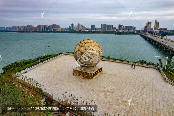 防城港西灣大橋邊陲明珠雕塑