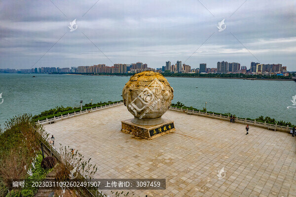 防城港西灣大橋邊陲明珠雕塑