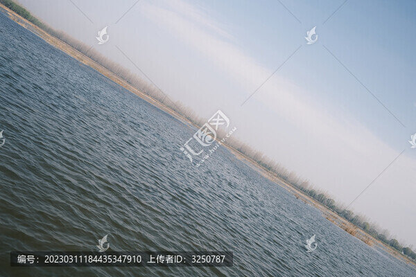 湛藍(lán)湖泊水面