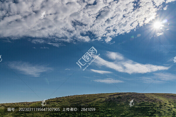 新疆塔城的山坡草原