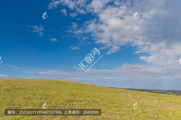 新疆塔城的山坡草原