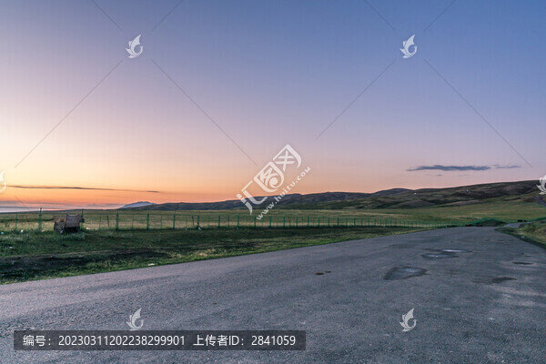 新疆夕陽(yáng)下的草原道路