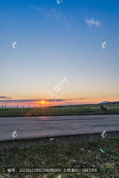 新疆夕陽下的草原道路