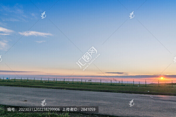 新疆夕陽(yáng)下的草原道路