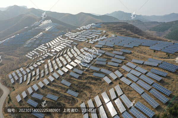山頂太陽(yáng)能光伏電池板發(fā)電站