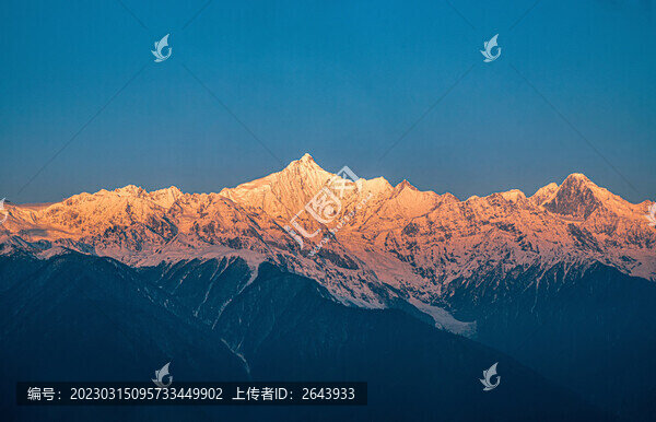 云南香格里拉梅里雪山日照金山