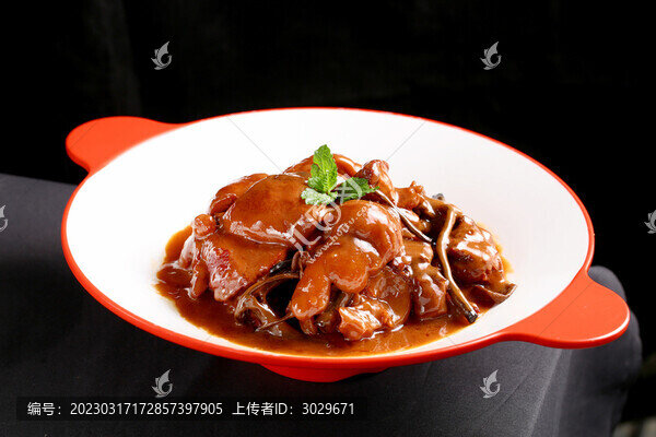 茶樹菇燉肘子