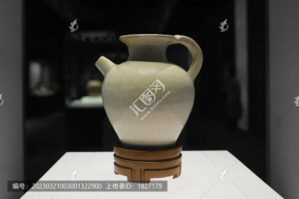 白釉執(zhí)壺