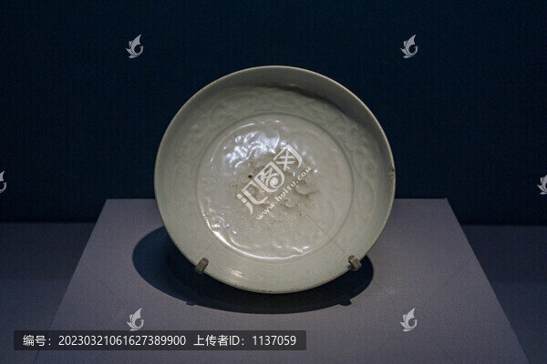 元景德鎮(zhèn)窯卵白釉模印纏枝花盤