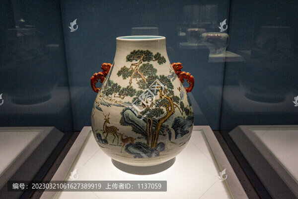清乾隆粉彩百鹿尊