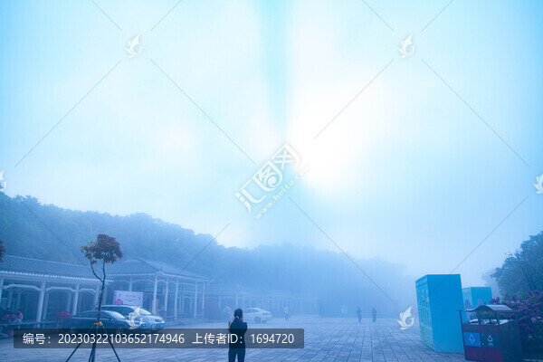 霧中的電視塔
