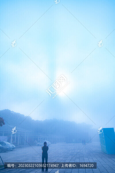 霧中的電視塔-匯圖網(wǎng) www.fosd68.com 霧中的電視塔