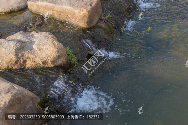 小溪流水風(fēng)景