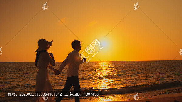 情侶海邊牽手奔跑