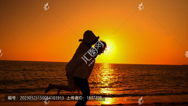 情侶海邊玩耍