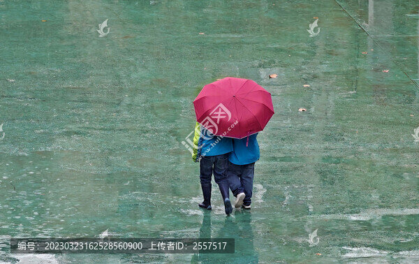 雨中孩子