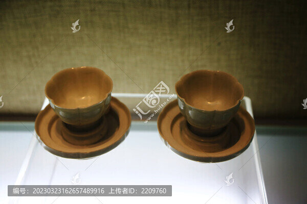 影青六瓣蓮花口帶托茶盞