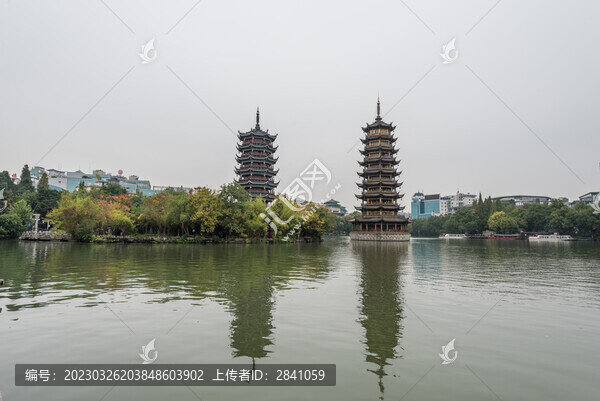 桂林雨中的兩江四湖雙塔