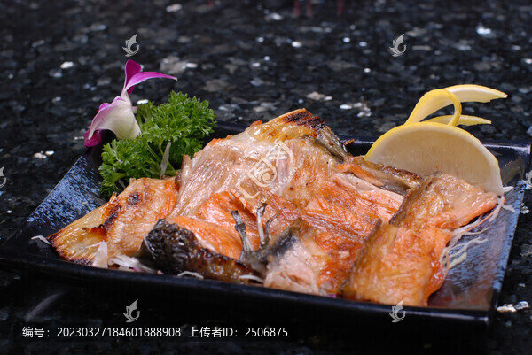七味鹽燒三文魚翅配骨腩