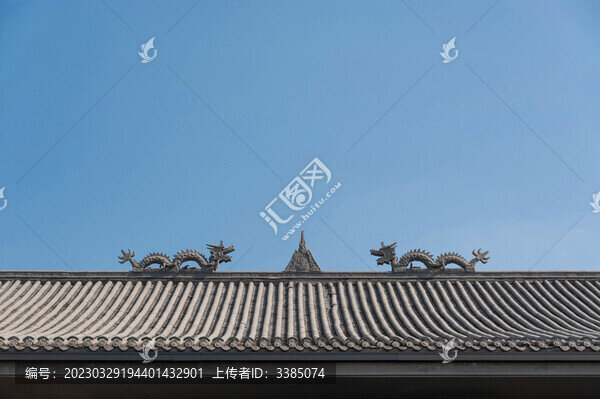 藍(lán)天下中式建筑屋脊