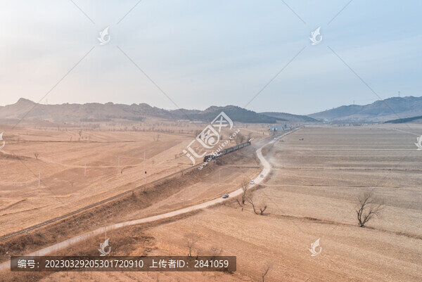 鐵嶺鄉(xiāng)村田野的鐵路和蒸汽機(jī)車
