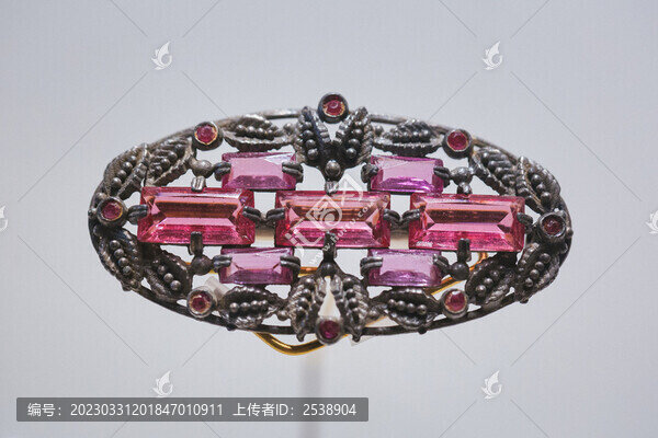 古董胸針