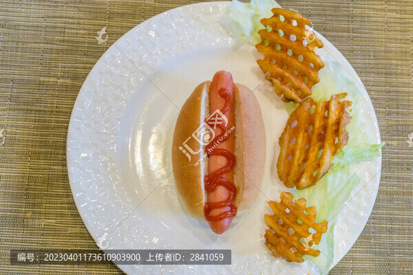 一盤熱狗和薯格