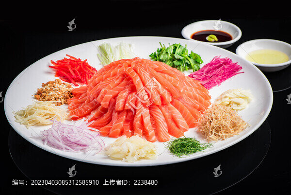 撈起三文魚