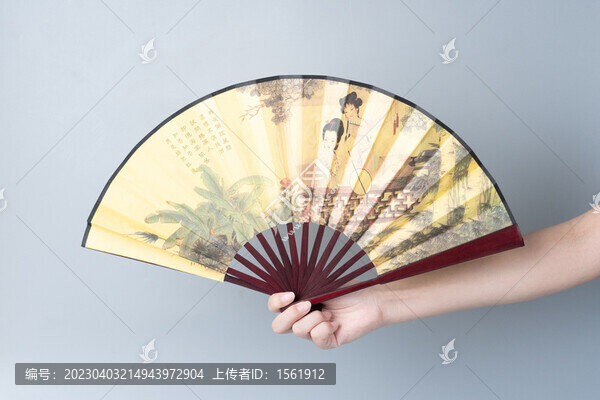 手拿扇子