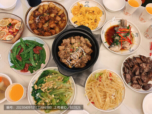 美食聚餐蒸鱸魚芋頭
