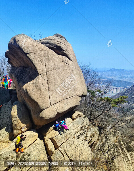 懸崖絕壁坐著的女人