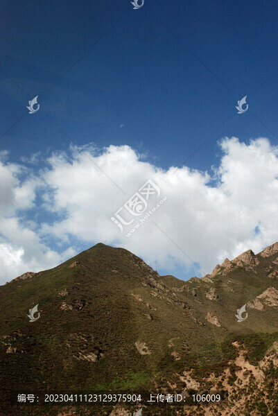 祁連山上空的藍(lán)天白云