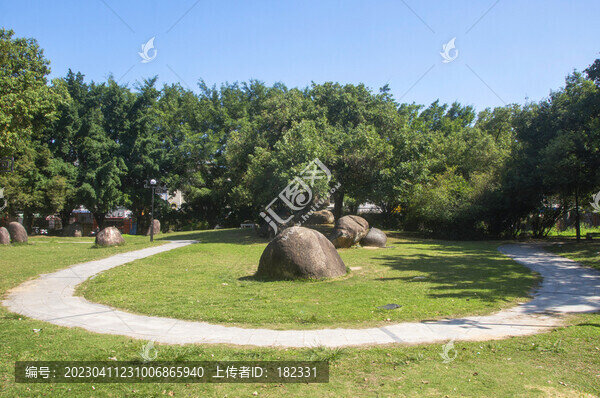 公園草地步道樹林