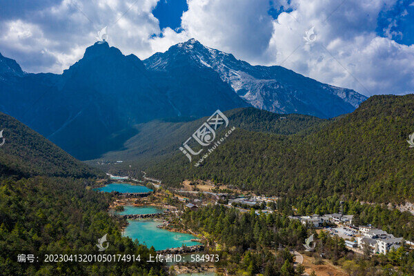 航拍麗江玉龍雪山藍(lán)月谷風(fēng)景區(qū)