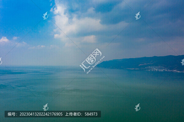 航拍云南大理洱海湖泊生態(tài)風光