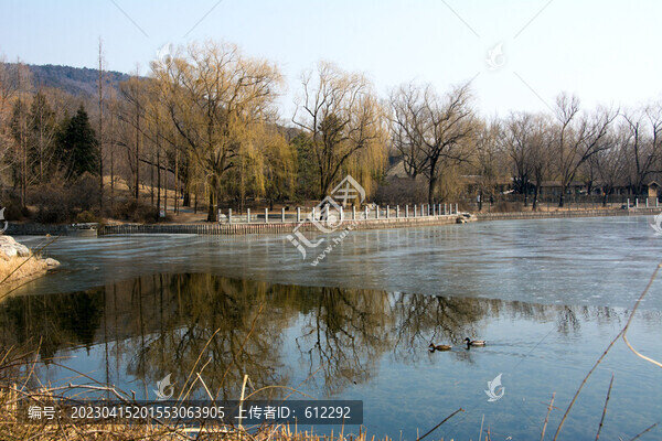 湖面一半冰一半水