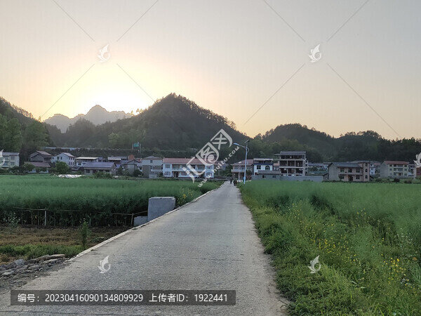 鄉(xiāng)村日落與遠(yuǎn)山