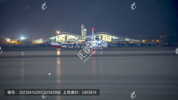 夜晚燈光海上加油站