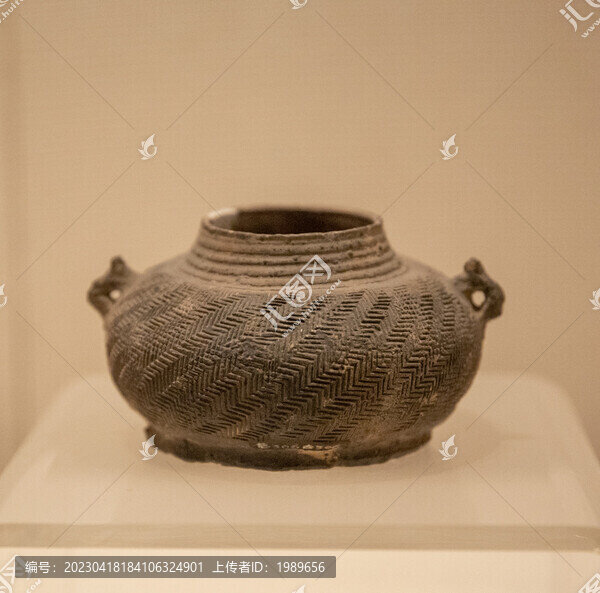 西周獸耳水波紋硬陶瓿