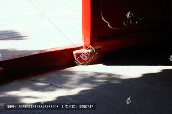 古建筑紅墻光影