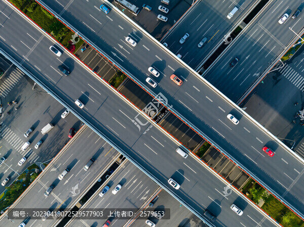 繁忙的城市道路