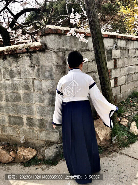 穿朝鮮服裝的男子