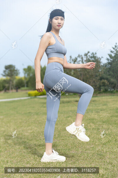 穿著瑜伽服戶外健身的女性