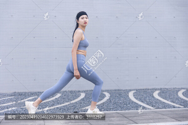 城市戶外運(yùn)動(dòng)裝跑步的女性