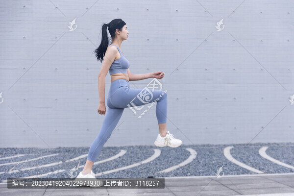 運動裝跑步的女性